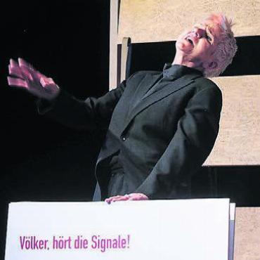 «Mein Selbst bleibt in der Garderobe» - Während der Vorstellung animiert Berner ihr Publikum, die «Internationale» mitzusingen.