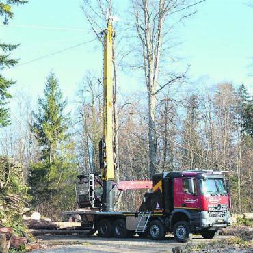 Seilbahn führt Holz aus dem Wald - Einen ganzen Tag braucht es, bis die ganze Installation im Wald aufgebaut ist. Bilder: Annemarie Keusch