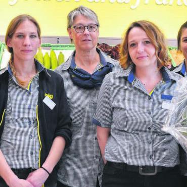 Fokus auf Zukunft gerichtet - Das Bünzer Volg-Team um Filialleiterin Ursula Wyss (rechts) freut sich, die Kundschaft nun im erneuerten Laden zu begrüssen. Bilder: Annemarie Keusch
