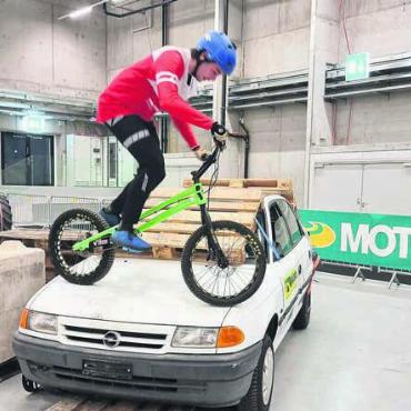 Nicht nur Kinderherzen höher fliegen lassen - Der Verein Top-Challenge, die Velo-Trial-Biker und Tourkultur präsentieren sich vor der UBS in Wohlen. Bild: pd
