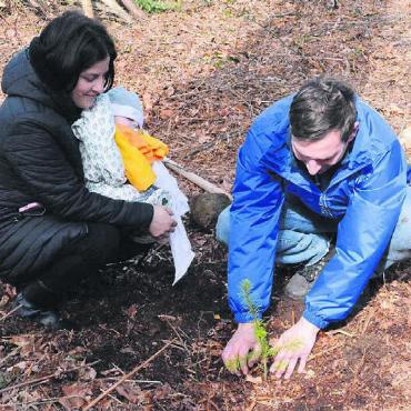 Einsatz für die Natur - Luana Farina und Gianluca Rosania setzen für ihren Sohn Leonardo einen «Lebensbaum».