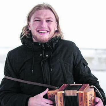 «Drunter & Drüber» - Marc Tschanz fasziniert neben dem Gesang des Männerchors als Schwyzerörgeli-Virtuose. Bild: zg