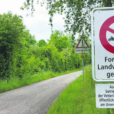 Geparkt werden muss woanders - Seit einem Monat gilt hier ein Fahrverbot: Der Zufahrtsweg zur Reuss darf nicht mehr befahren werden. Bilder: Roger Wetli / Archiv