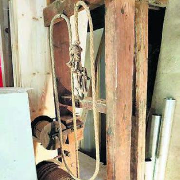 «Es macht mir einfach Freude» - Mit dieser Winde wurden einst die Schuhe vom Lager in den Laden transportiert.