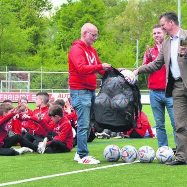 Diesen Sieg hart erkämpft - 15 Bälle gehen ins Netz, sie stehen als Dank, aber auch für Werte, die im Fussball und in der Politik wichtig sind, von links: Roland Feuchter von der Jugendkommission, Präsident Michael Stadelmann und Gemeinderat Beat Küng. Bild: Annemarie Keusch