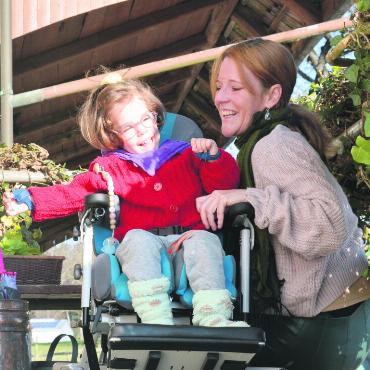 Ava braucht mehr Platz - Rebekka Loosli und ihre Tochter Ava vor dem Hauseingang, der nur über Treppen erreichbar ist. Bild: ake
