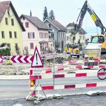 Vollsperrung aufgehoben - Die erste Bauphase und die grosse Vollsperrung sind zu Ende: Der neue Kreisel Hirschen ist ersichtlich. Bild: Sabrina Salm