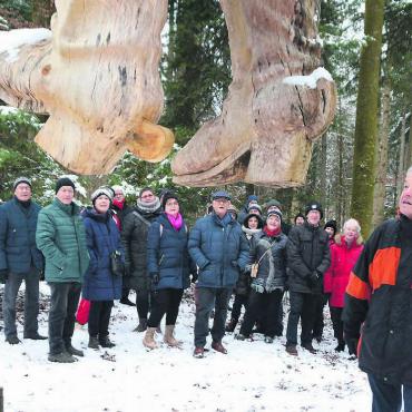 Ein packender Erzähler - Die Skulptur des «Stiefeliryters», «en Öbelziitige», wie Peter Hägler ihn nannte. Seine Erzählungen stiessen auf grosses Interesse. Bild: Annemarie Keusch