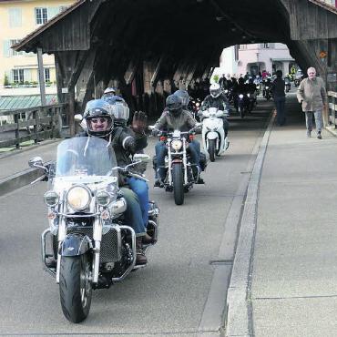 Segen und Wetterglück - Rund 200 Motorräder ratterten am Samstag über die Bremgarter Holzbrücke.