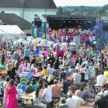 Ein Fest für das ganze Dorf - Die beiden Auftritte der Kindergärtner und der Schüler sorgten für volle Reihen. Bilder: Celeste Blanc