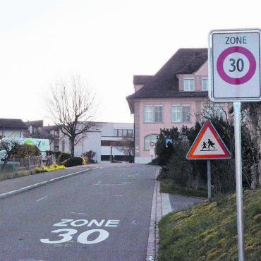 Gemeinsam eruieren - Verkehrsverlangsamung bedeutet Sicherheit: Auch auf den Strassen rund um die Schule herrscht Tempo 30. Bild: Celeste Blanc
