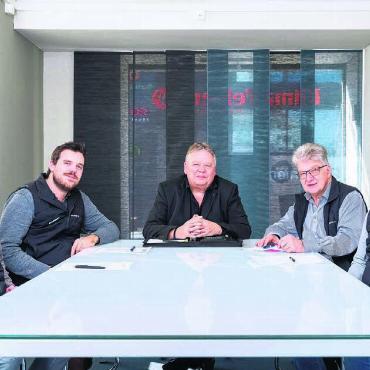 Grolimund AG stellt Weichen für die Zukunft - Mischa Geissberger, Leiter Heizungsabteilung, Dario Waldhuber, Leiter Gebäudetechnikplanung, Urs Strebel, Inhaber, André Stierli, Mitglied der Geschäftsleitung, Mërgim Ahmeti, Leiter Sanitärabteilung.