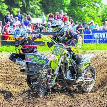 Von Skifahrern und Lokalmatadoren - Mit ihren 12 und 13 Jahren waren sie die jüngsten Fahrer am Murianer Motocross: Das Seitenwagenduo Jano und Nevio Käser.