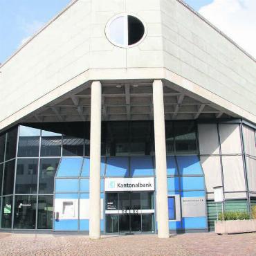 Kunden stehen im Zentrum - Der Freiämter Hauptsitz der AKB steht in Wohlen: Dieses Gebäude wird bald umfassend modernisiert. Bilder: pd/mo