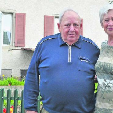 Ein ganzes Leben als Team - Georg «Jimmy» und Theres Rüttimann – seit 50 Jahren sind sie verheiratet und leben in Waldhäusern. Viel Wert legen sie auf den grossen Garten. Bild: Annemarie Keusch