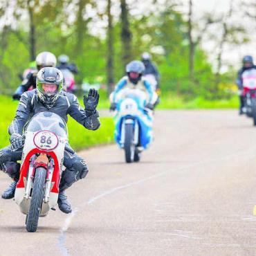 Sehen, hören, sich begeistern lassen - Motorräder-Solomaschinen auf der Rückfahrt den Friedlisberg hinunter.