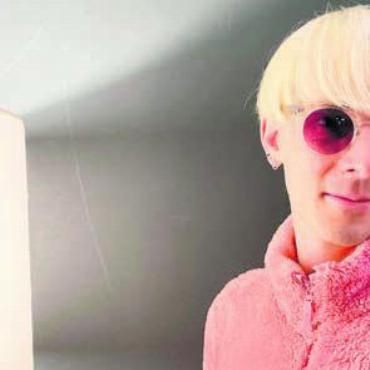Coco Schwarz in Pink - Non-binär und unglaublich gut im Klavierspielen: Coco Schwarz. Bild: spr