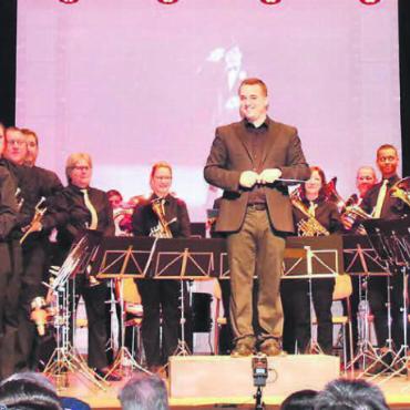 Nicht zu stoppen - Die Musikgesellschaft Mühlau mit ihrem Dirigenten Guillermo Casillas an ihrem Jahreskonzert unter dem Motto «Brass Nights». Bilder: lar