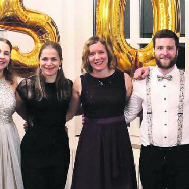 Auftakt ins Jubiläumsjahr - Der schick gekleidete Vorstand des Turnvereins Muri von links: Vanessa Villars, Angela Losenegger, Michelle Burkard, Martina Stierli, Patricia Bucher, Raphael Banz, Lukas Bächler und Noé Baeriswyl. Bild: zg