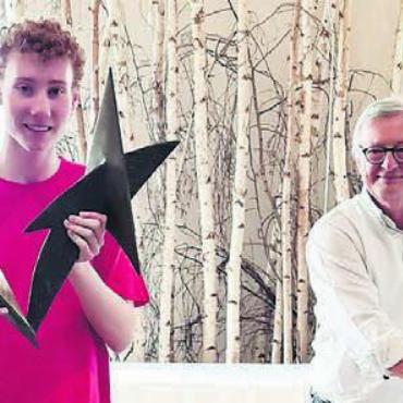 Wanderpreis für den jüngsten EM-Teilnehmer - Alain Schaad bei der Übergabe des Wanderpreises mit dem zuständigen Leiter Ressort Sport SMV Yeginsoy Faruk. Bild: zg