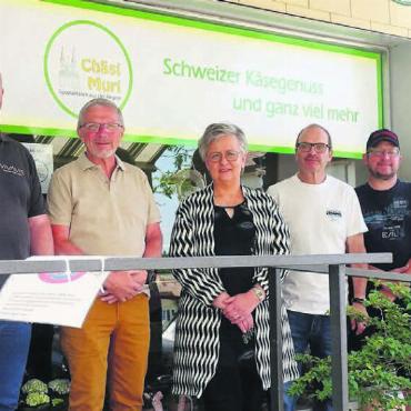 Besser geht es nicht - Fabian Spielhofer (von links), Andreas Kreuzer, Charly Spielhofer, Daniela Spielhofer, Hanspeter Frey, Markus Dürrenmatt, Désirée Kreuzer, Othmar Strebel und Josef Stierli freuen sich darüber, dass für die «Chäsi» die optimale Lösung gefunden werden konnte. Bild: Susanne Schild