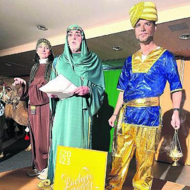 Mit Gold, Myrrhe und Weihrauch - Sie sorgten für einen überraschenden Neujahrsapéro (von links): Balthasar (Monica Heinzer), Melchior (Urs Bosisio) und Caspar (Andreas Grossmann).