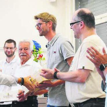 Keine Angst vor Entwicklung - Langjährige Mitarbeitende zählt die Antrimon Group AG viele – Verwaltungsratspräsident Stefan Schimon bedankt sich bei ihnen. Bild: ake