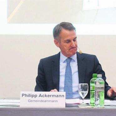 Klare Entscheidung - Gemeindeammann Philipp Ackermann (Mitte) führt souverän durch die «Gmeind». Diskussion gibt es nur bei der BNO. Bild: Susanne Schild