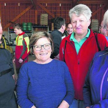 «Fast zu heiss zum Arbeiten» - Bereit zum Aufbruch in ihr Einsatzgebiet: die vier Damen der «Waldfrauen-Gruppe». Regelmässig walken sie durch den Wald. Nun wollten sie zum gesunden Erhalt des Waldes beitragen.