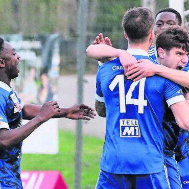 Der erste Auswärtssieg - Wieder wird Dorde Komatovic von seinen Teamkollegen geherzt. Erneut bringt er mit einem späten Tor dem FCW die Punkte und ist der Held des Spiels. Bild: Josip Lasic