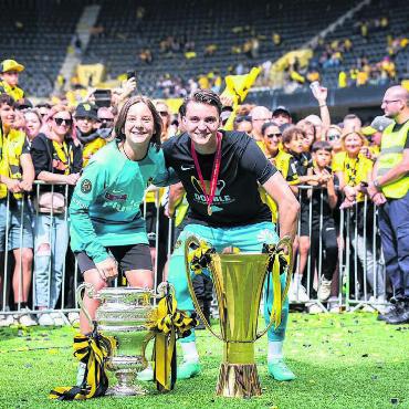 Unglaubliche Geschichte - Ein Bild fürs Familienalbum der Beriker Familie Keller: Goalie Marvin feiert mit seinem jüngeren Bruder Norman den Cupsieg. Bild: YB