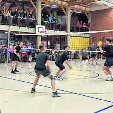 Sport und Spass vereint - In der Halle wurde um jeden Ball gekämpft, in der Bar miteinander angestossen. Bild: zg