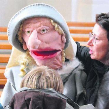 Durch die Augen der Kleinen - Die alte Ita, geführt von Brigitte Brun Singer, machte bei den jungen Besucherinnen und Besuchern mächtig Eindruck.