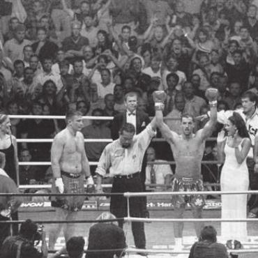 Andy Hug verteidigt WM-Titel - Andy Hug nach seinem Sieg in Siegerpose: Der Wohler ist und bleibt der beste Thaiboxer der Welt. Bild: Archiv