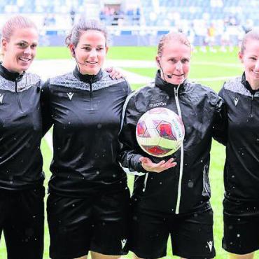 Moment für die Geschichtsbücher - Das erste rein weibliche Schiedsrichter-Quartett in der Swiss Football League (von links): Désirée Grundbacher, Linda Schmid, Esther Staubli und die Freiämterin Susanne Küng. Bild: Freshfocus