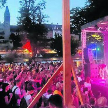 Ein Riesenfest für alle - Konzerte direkt am Reussufer: Einer von zahlreichen Höhepunkten, die man am Wochenende in Bremgarten erleben konnte. Bild: huy