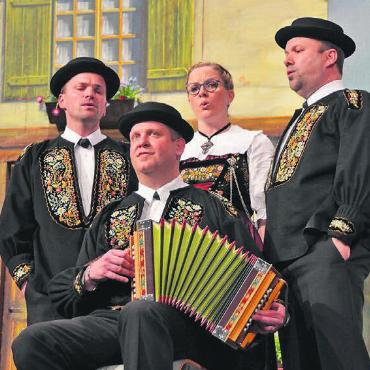 Jutzen anstatt traurig sein - Auch im Terzett mit Schwyzerörgeli-Begleitung begeisterten die Sinser Jodler.