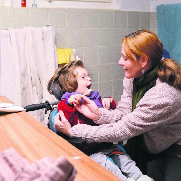 Ava braucht mehr Platz - Die Platzverhältnisse sind eng. Um optimal für ihre Ava zu sorgen, planen Rebekka Loosli und ihr Mann Martin Zweifel das Erdgeschoss um- und auszubauen. Bild: Annemarie Keusch
