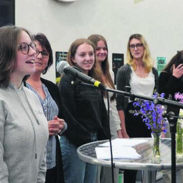 Kantischüler lesen sich zum Sieg - Marianne Bollier (2. v. l.) gratuliert den fünf Leserinnen der Gruppe «Sooms Schäfchen» zum Gewinn. Bilder: sab