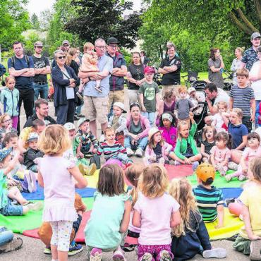Wenn Globi Überstunden macht - Das grosse Highlight gleich zu Beginn – Globi begrüsste die vielen Kinder.