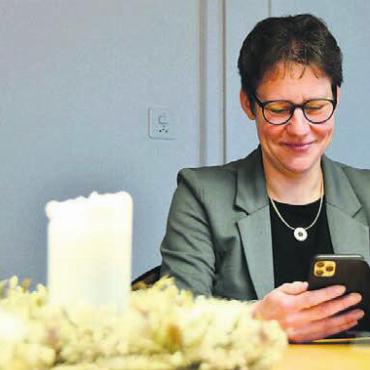 Immer wieder mal Neues - Gegen hundert Personen erreicht Martina Suter mit dem neuen Whatsapp-Newsletter. «Es werden fast täglich mehr», freut sie sich. Bild: ake