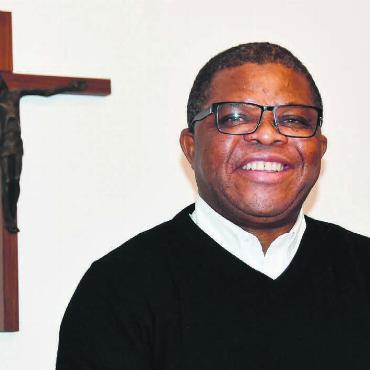 Er schenkt stets doppelte Freude - Pater Solomon Obasi gibt zu, dass er Wohlen und den Pastoralraum Unteres Freiamt nicht gerne verlässt. Würde er auf sein Herz hören, würde er bleiben. Sein Weggang ist ein Entscheid des Kopfes. Bild: Daniel Marti