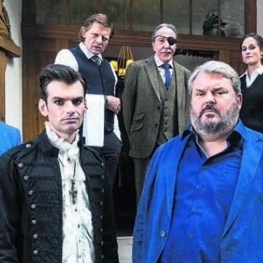 Von Bestattern, Gangstern und Sommergefühlen - «Der Bestatter – Der Film» vereint noch einmal alle bekannten Gesichter aus der TV-Serie auf der grossen Leinwand. Bild: zg