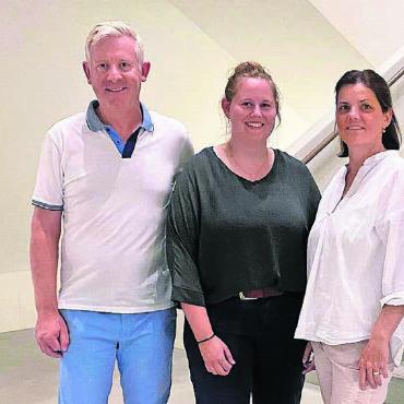 Politik in verschiedenen Formen - An der Versammlung der Mitte Muri traten sie in Erscheinung, von links: Felix Köpfli (Präsident), Céline Felder (Referentin) und Jacqueline Schmid Bürkli (neues Vorstandsmitglied). Bild: zg