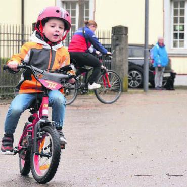 Rundum gelungene Sache - Gross und Klein genoss den Tag beim Velo-Moto-Club. Bilder: Annemarie Keusch / zg