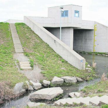 Späte Wende zum Guten - Um diese Stelle geht es. Hier soll nun ein Fussweg und ein Betonsteg mit Handlauf entstehen. Bild: mo