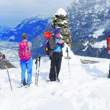 Schnee bis vor die Haustür - Die Naturfreunde Oberfreiamt haben das Ziel erreicht und werden mit einem herrlichen Ausblick belohnt. Bild: zg