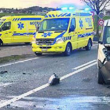 Drei Verletzte - Nach der Kollision zweier Lieferwagen war die Strasse zwischen Oberrüti und Sins mehrere Stunden gesperrt. Bild: pz