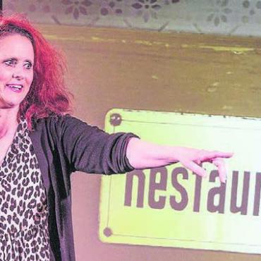 Eine Hommage an die Beiz - Sabina Deutsch unterhält das Publikum mit wilden Geschichten und starken Liedern. Bild: zg