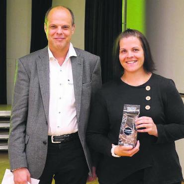 Der Weg zum Glück - Christoph Schnitter, Co-Präsident Elternforum Muri, bedankt sich bei Alexandra Barmet für den spannenden Vortrag. Bild: Susanne Schild
